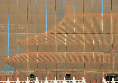 The Imperial Palace under facelift on November 16, 2006. [newsphoto]