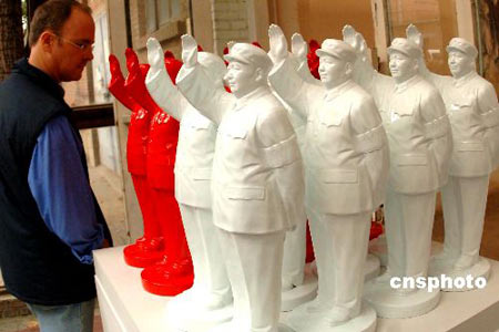 Statues of Chairman Mao attract foreigners
