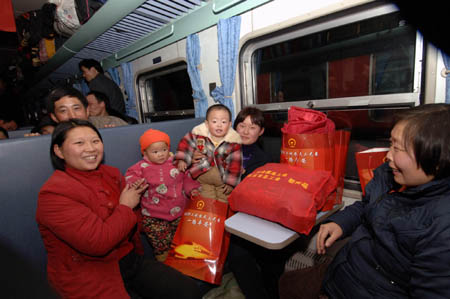 First train sends migrant workers home for Lunar New Year