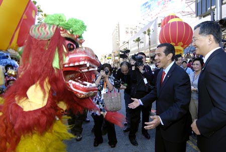 Beijing Olympic-themed gala stages in Hollywood