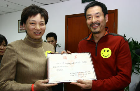 Actor Pu Cunxin registers as Paralympics volunteer