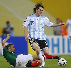 Mexico's Rafael Marquez (L) challenges Argentina's Lionel Messi during their second round World Cup 2006 soccer match in Leipzig June 24, 2006.
