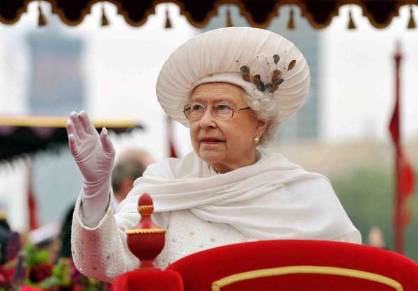 UK queen joins giant jubilee flotilla in London