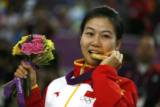Yi Siling wins first gold of London Olympics
