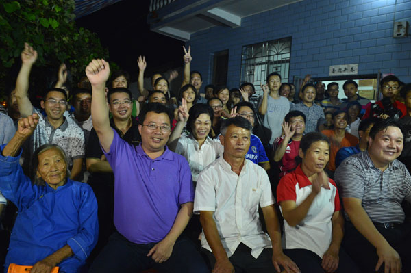 Family cheer on Wang's win in weightlifting match