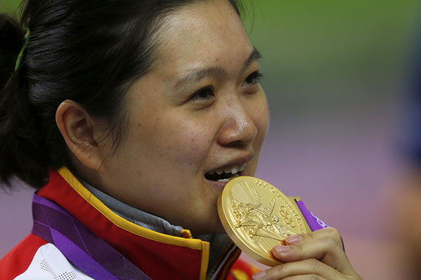 China&#39;s Guo Wenjun bites her gold medal at the victory ceremony for the women&#39;s 10m Air Pistol competition at the London 2012 Olympic Games in the Royal ... - d4bed9d53455117f6f9335