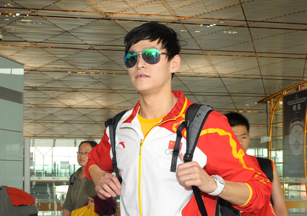Chinese swimmers get hero's welcome at Beijing