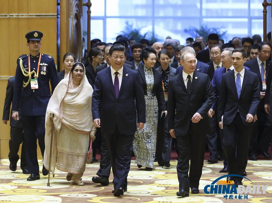 习近平携夫人彭丽媛欢迎出席亚信峰会各国贵宾