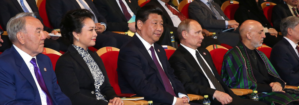 习近平携夫人彭丽媛欢迎出席亚信峰会各国贵宾
