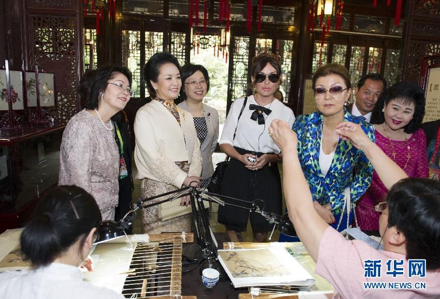 彭丽媛邀请出席亚信上海峰会的部分国家领导人夫人观看中国非物质文化遗产展示和文艺演出