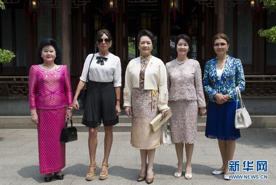 彭丽媛邀请出席亚信上海峰会的部分国家领导人夫人观看中国非物质文化遗产展示和文艺演出