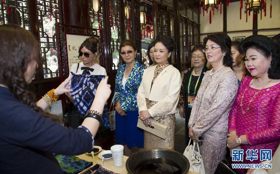 彭丽媛邀请出席亚信上海峰会的部分国家领导人夫人观看中国非物质文化遗产展示和文艺演出