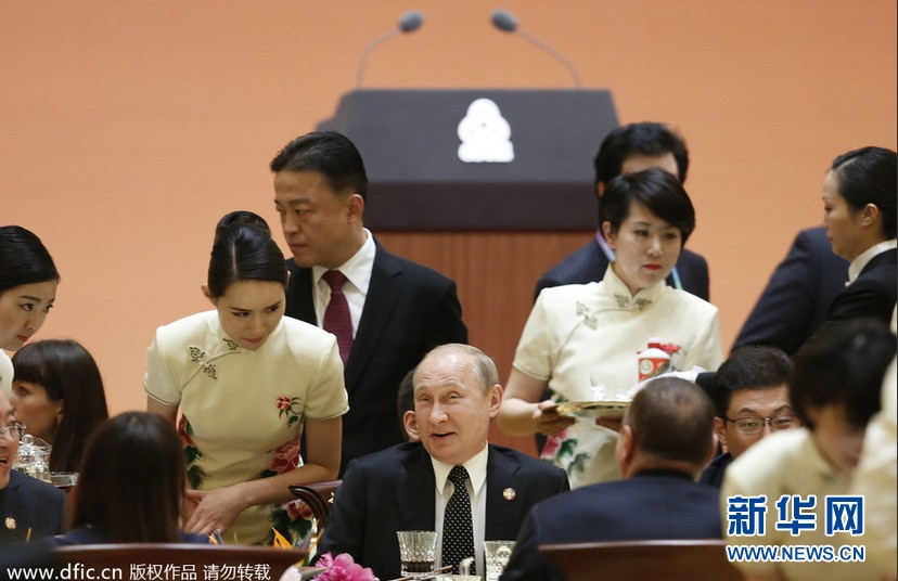 上海亚信峰会：普京出席欢迎晚宴 被旗袍东方美女礼仪吸引