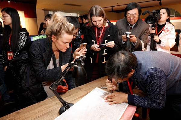 Revisiting traditional Spring Festival through wood pictures
