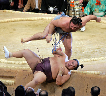 Sekiwake Kotooshu hands No. 4 maegashira Miyabiyama his first loss of the tournament in Kyushu, Japan, on November 16, 2005, while improving his record to 3-1.