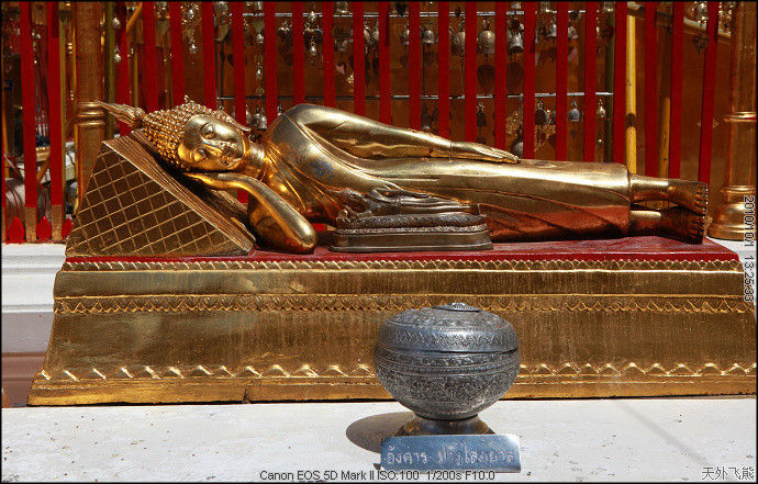清迈：金碧辉煌的双龙寺
