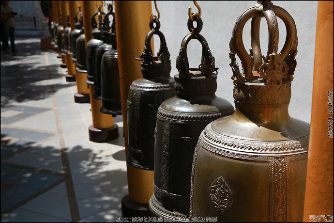 清迈：金碧辉煌的双龙寺