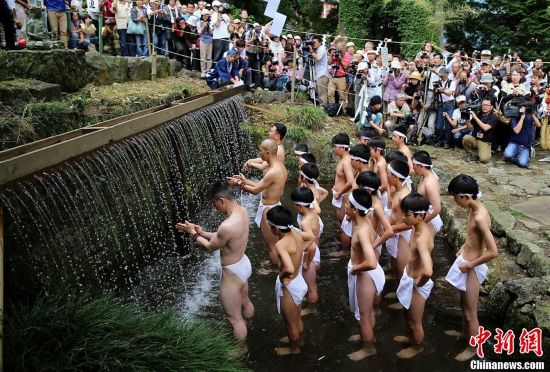 半裸开山仪式！日本引发“富士山热”(组图)