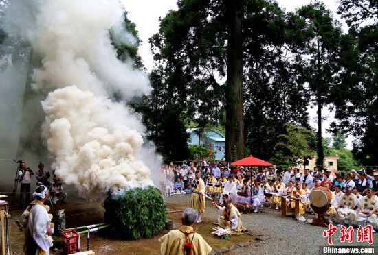 半裸开山仪式！日本引发“富士山热”(组图)