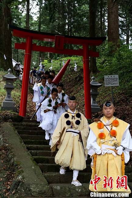 半裸开山仪式！日本引发“富士山热”(组图)