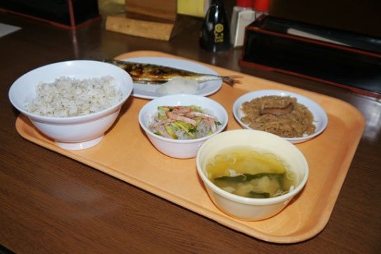 日本自助餐厅为好奇食客提供监狱食物(组图)