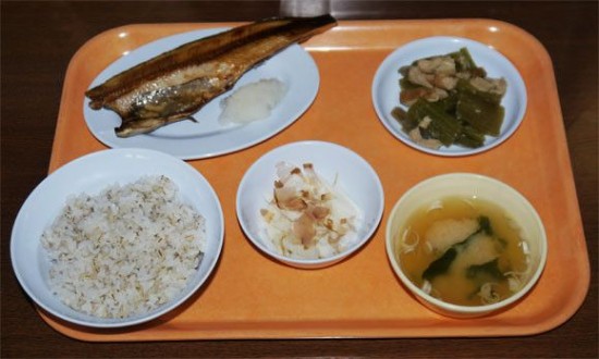 日本自助餐厅为好奇食客提供监狱食物(组图)