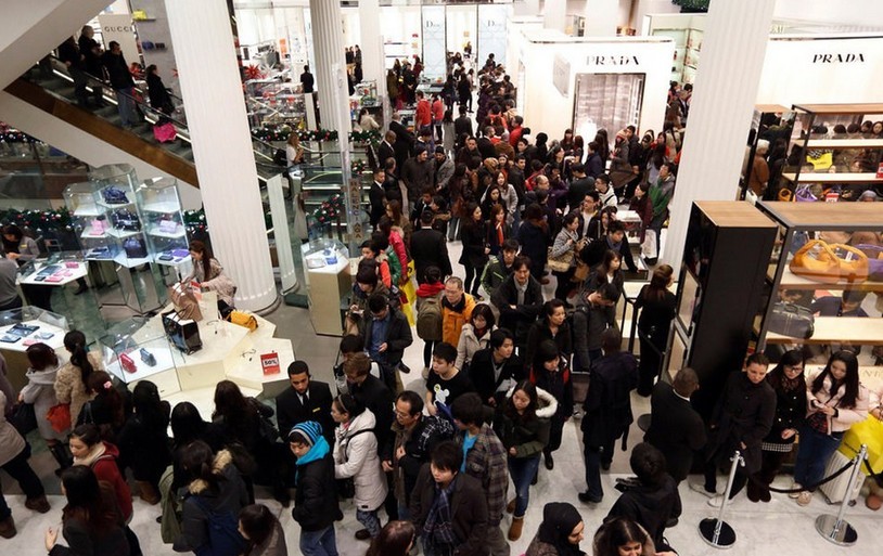 国人境外抢购奢侈品拥挤如春运
