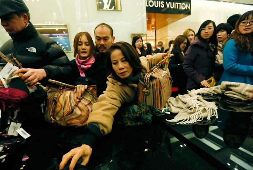 国人境外抢购奢侈品拥挤如春运