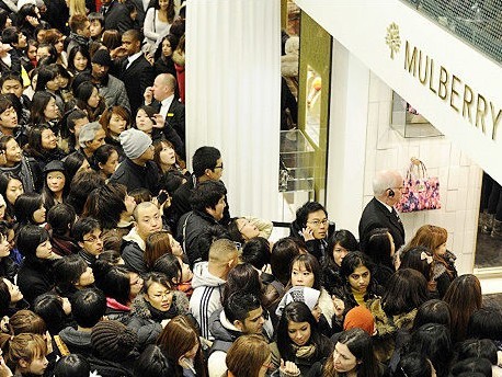 国人境外抢购奢侈品拥挤如春运