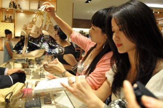 国人境外抢购奢侈品拥挤如春运
