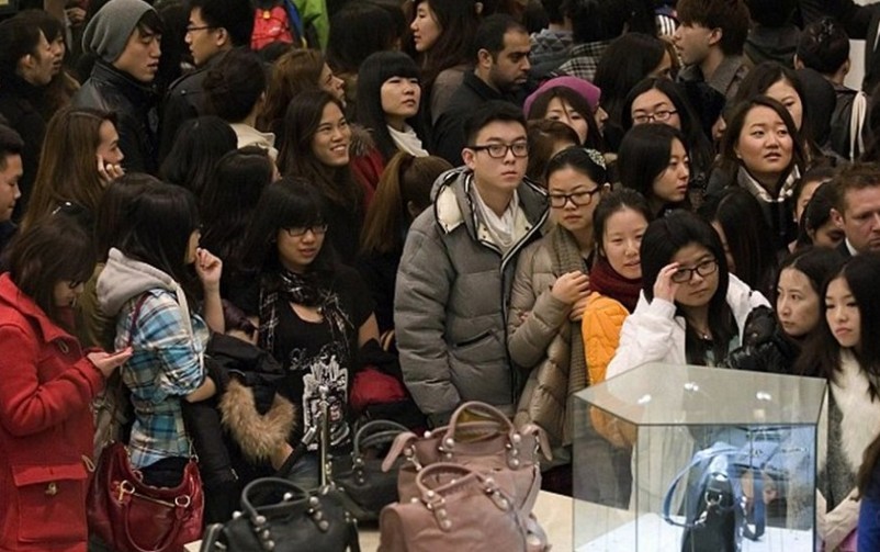 国人境外抢购奢侈品拥挤如春运