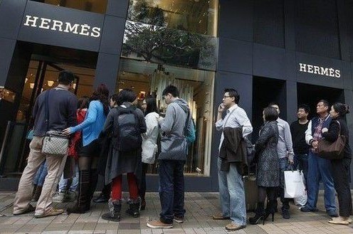 国人境外抢购奢侈品拥挤如春运