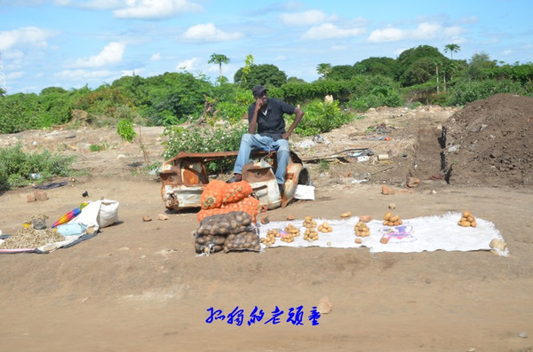 亲历赞比亚小镇市场 小鱼干一桶3元好便宜