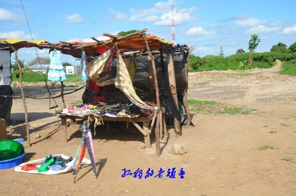 亲历赞比亚小镇市场 小鱼干一桶3元好便宜