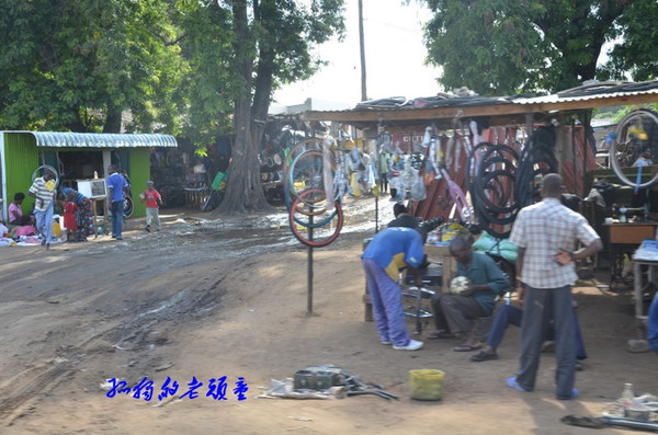 亲历赞比亚小镇市场 小鱼干一桶3元好便宜