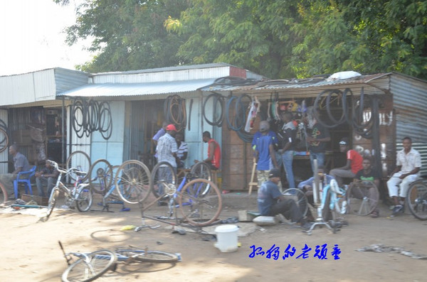 亲历赞比亚小镇市场 小鱼干一桶3元好便宜