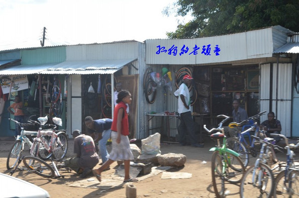 亲历赞比亚小镇市场 小鱼干一桶3元好便宜