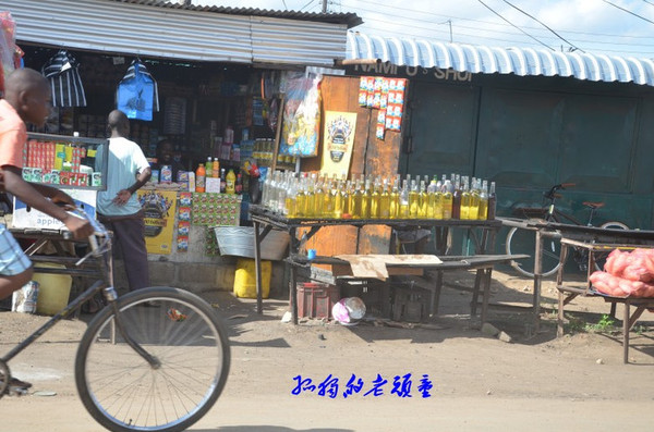 亲历赞比亚小镇市场 小鱼干一桶3元好便宜