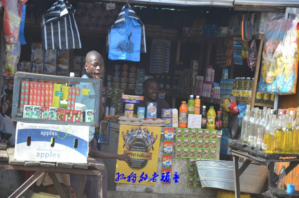 亲历赞比亚小镇市场 小鱼干一桶3元好便宜