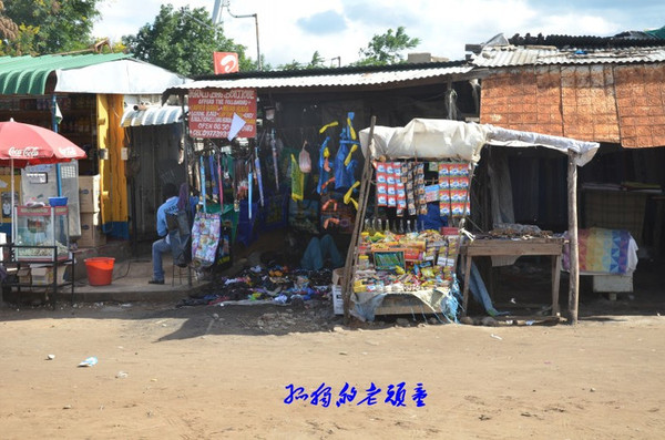 亲历赞比亚小镇市场 小鱼干一桶3元好便宜