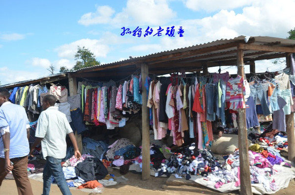 亲历赞比亚小镇市场 小鱼干一桶3元好便宜