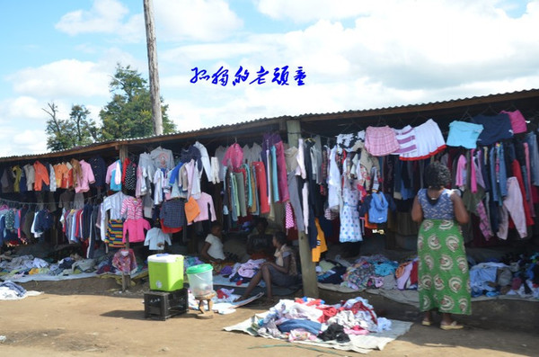 亲历赞比亚小镇市场 小鱼干一桶3元好便宜
