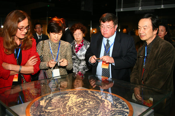 Award-winning foreign experts visit museum