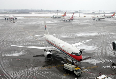 Flights delayed, passengers stranded as snow hits Xi'an