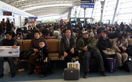 Flights delayed, passengers stranded as snow hits Xi'an