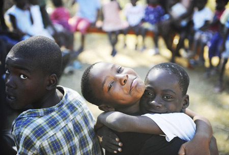 Chinese UN staffers donate food, tents to Haiti orphanage