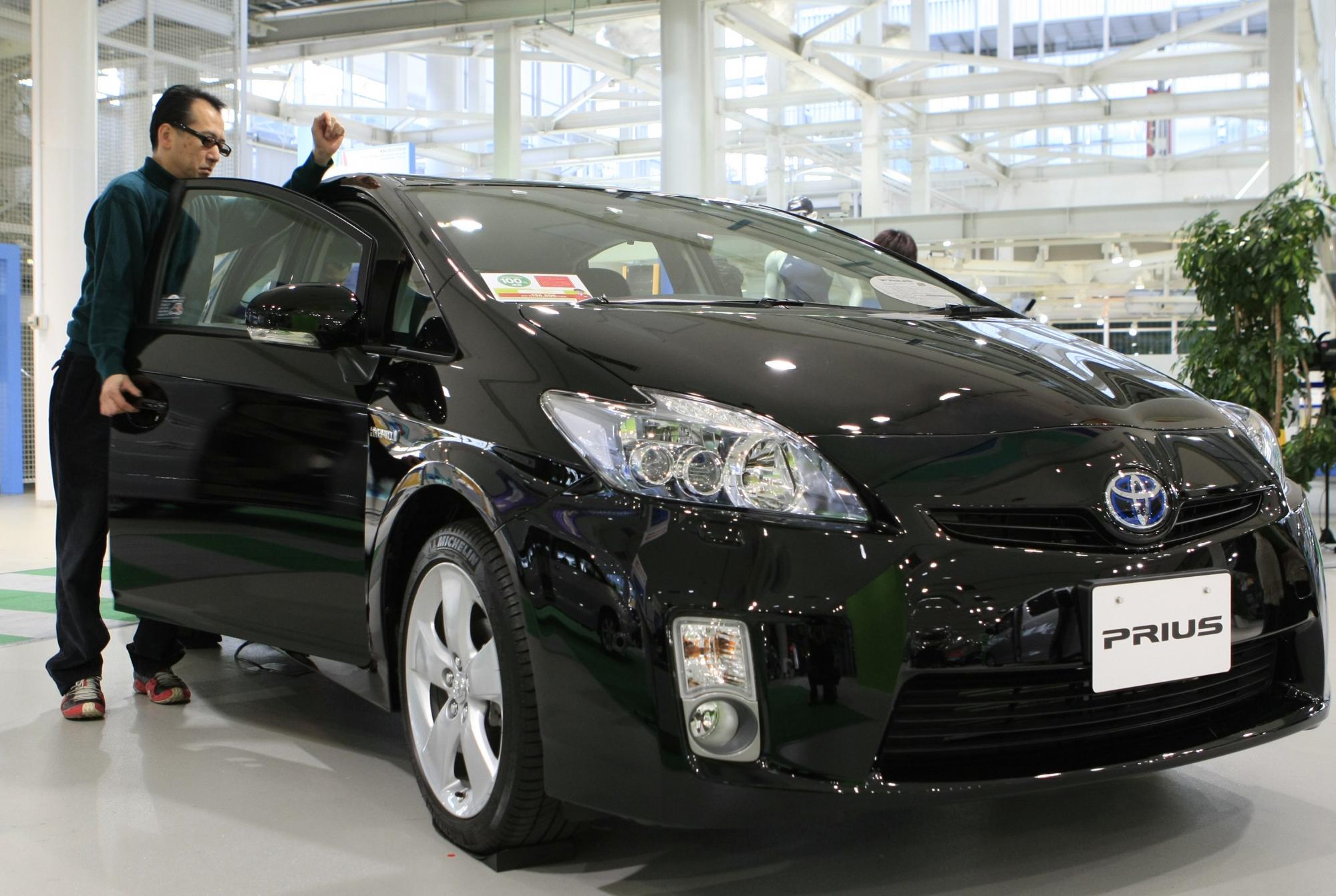 Toyota to recall 300,000 Priuses worldwide