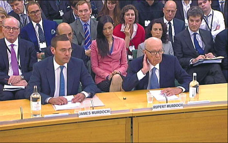 Murdoch attacked at hacking hearing