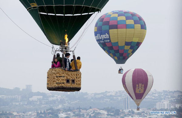 Hot air balloons take off at Int'l Balloon Festival[