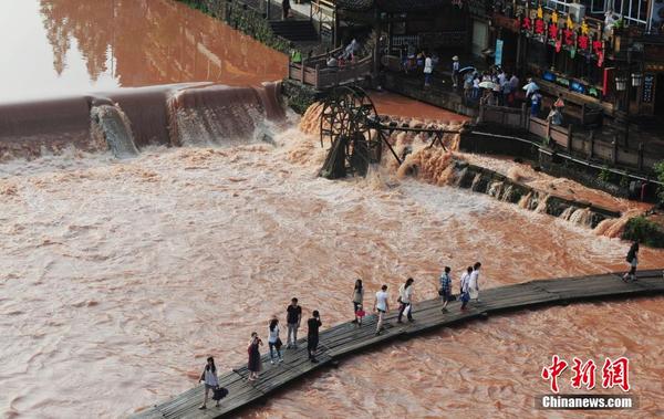 Flood hits Fenghuang tourist attraction